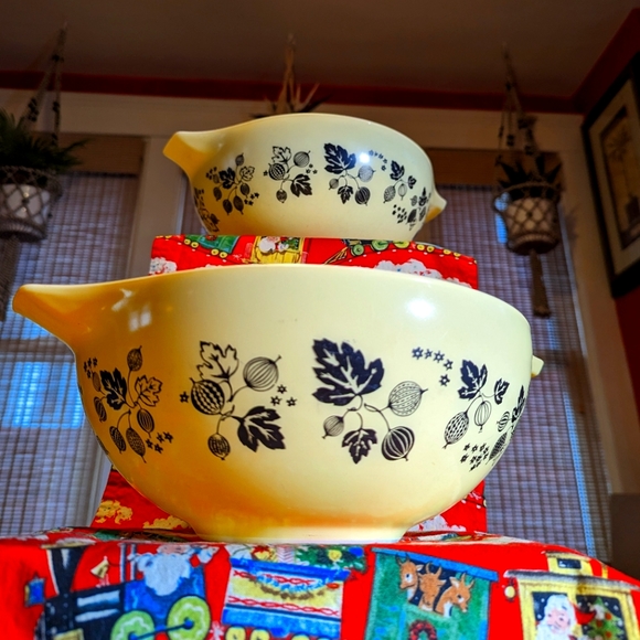 Last one! Vintage Gooseberry Pyrex Bowls 10" - Cream - Picture 1 of 6
